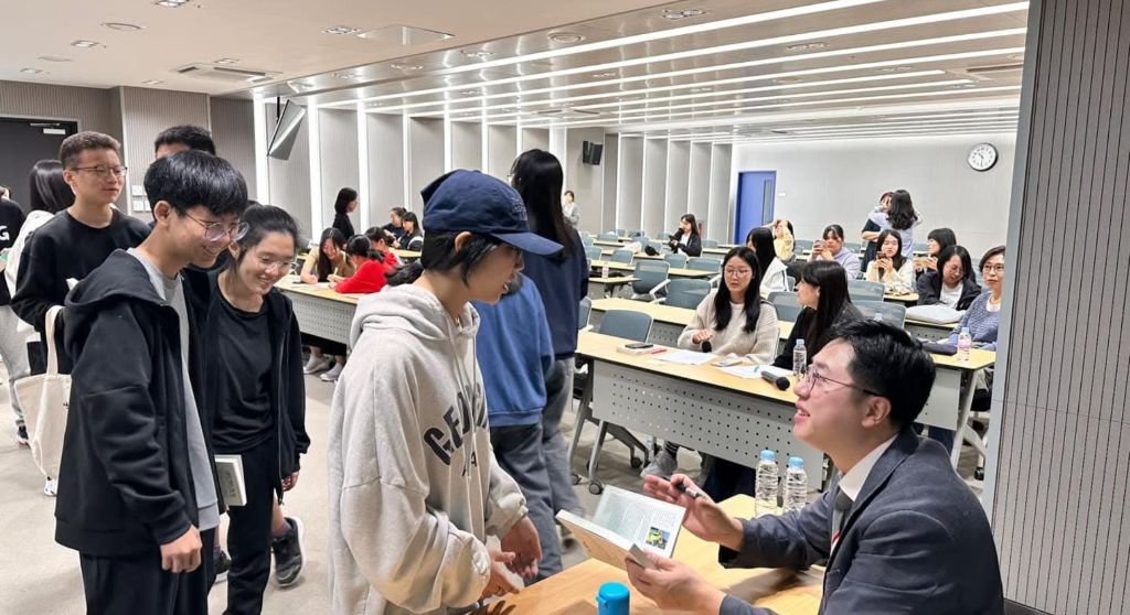 대학 강연 후 사인회