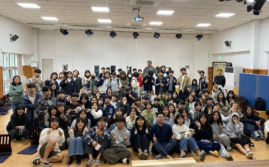 학교 강연 단체사진(체육관)