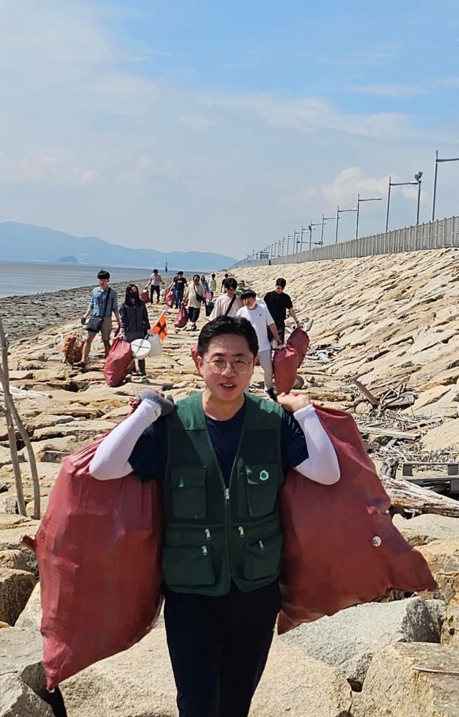 해변 쓰레기줍기 활동